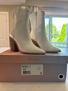 Lisa Vicky - Maven V Ivory Croc-Embossed Western Bootie - Women